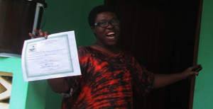 La misionera Paciencia muestra el documento que certifica que ya no tiene ébola. JUSTINE CRÓNICA