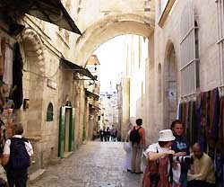 La Via Dolorosa de Jerusalén: por aquí pasó Jesús con la Cruz, camino del Calvario.