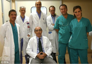 Dr Massimo y el equipo que ha llevado a cabo la operación pionera de trasplante de ambas manos. 