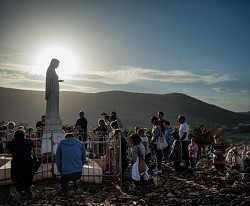 El cambio en la familia se produjo gracias al viaje que Amada, siendo anglicana, hizo a Medjugorje