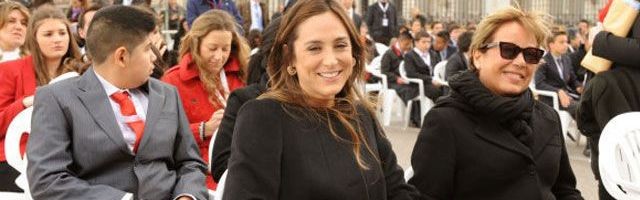 E__web_religionenlibertad.com_html_imagenes_fotosdeldia_13605_tamara_falco__con_su_madrina__en_la_confirmacion_multitudinaria